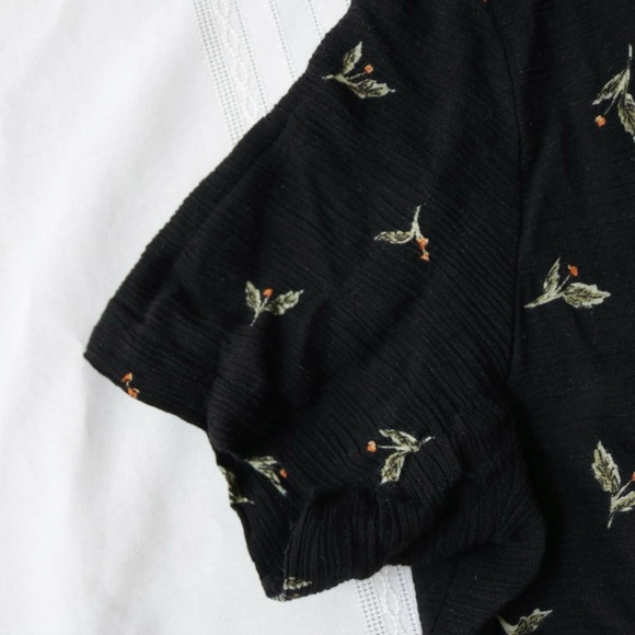 Women under the trees watercolor patterned button blouse - Picture 5 of 8